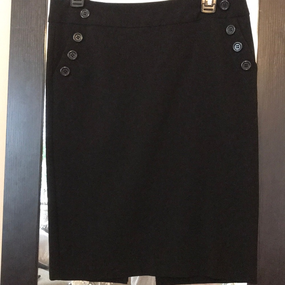 Fitted black zip up skirt with Two side pockets